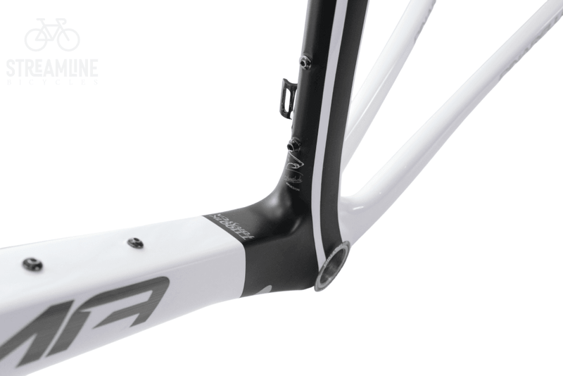 Pinarello Dogma F8 685 White/Black - Carbon Road Bike Frame - Grade: Ex-Display Bike Pre-Owned 